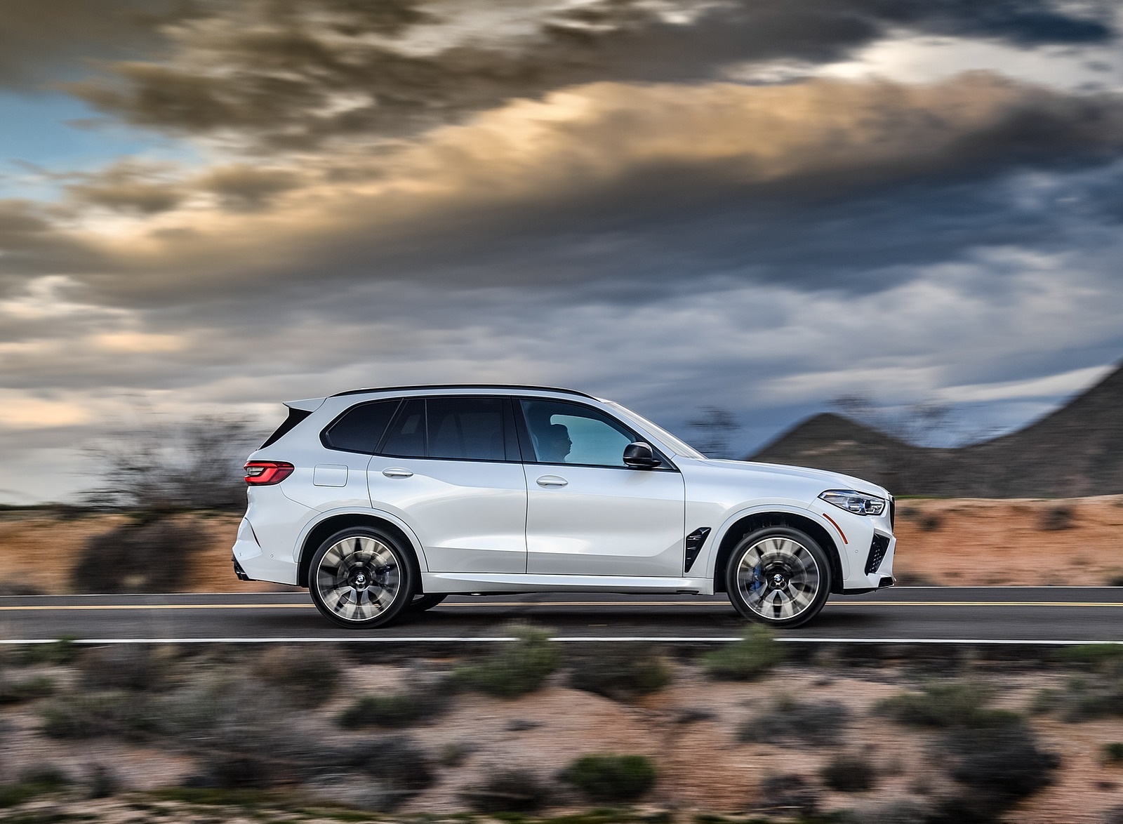 2020 BMW X5 M Competition (Color: Mineral White; US-Spec) Side Wallpapers #152 of 196