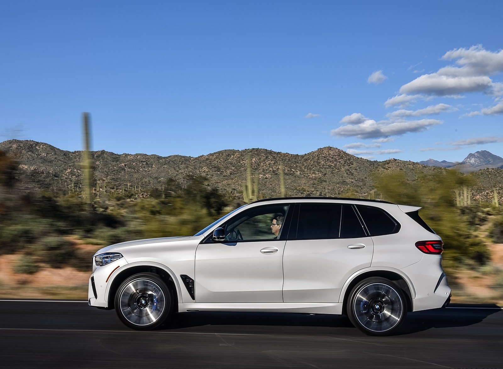 2020 BMW X5 M Competition (Color: Mineral White; US-Spec) Side Wallpapers #168 of 196