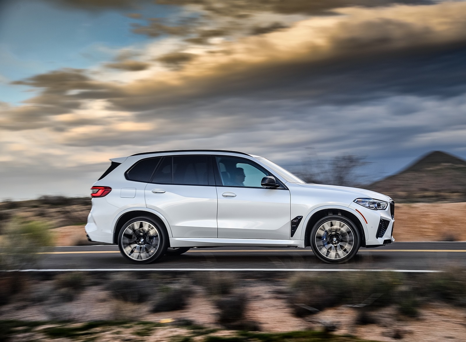 2020 BMW X5 M Competition (Color: Mineral White; US-Spec) Side Wallpapers #151 of 196