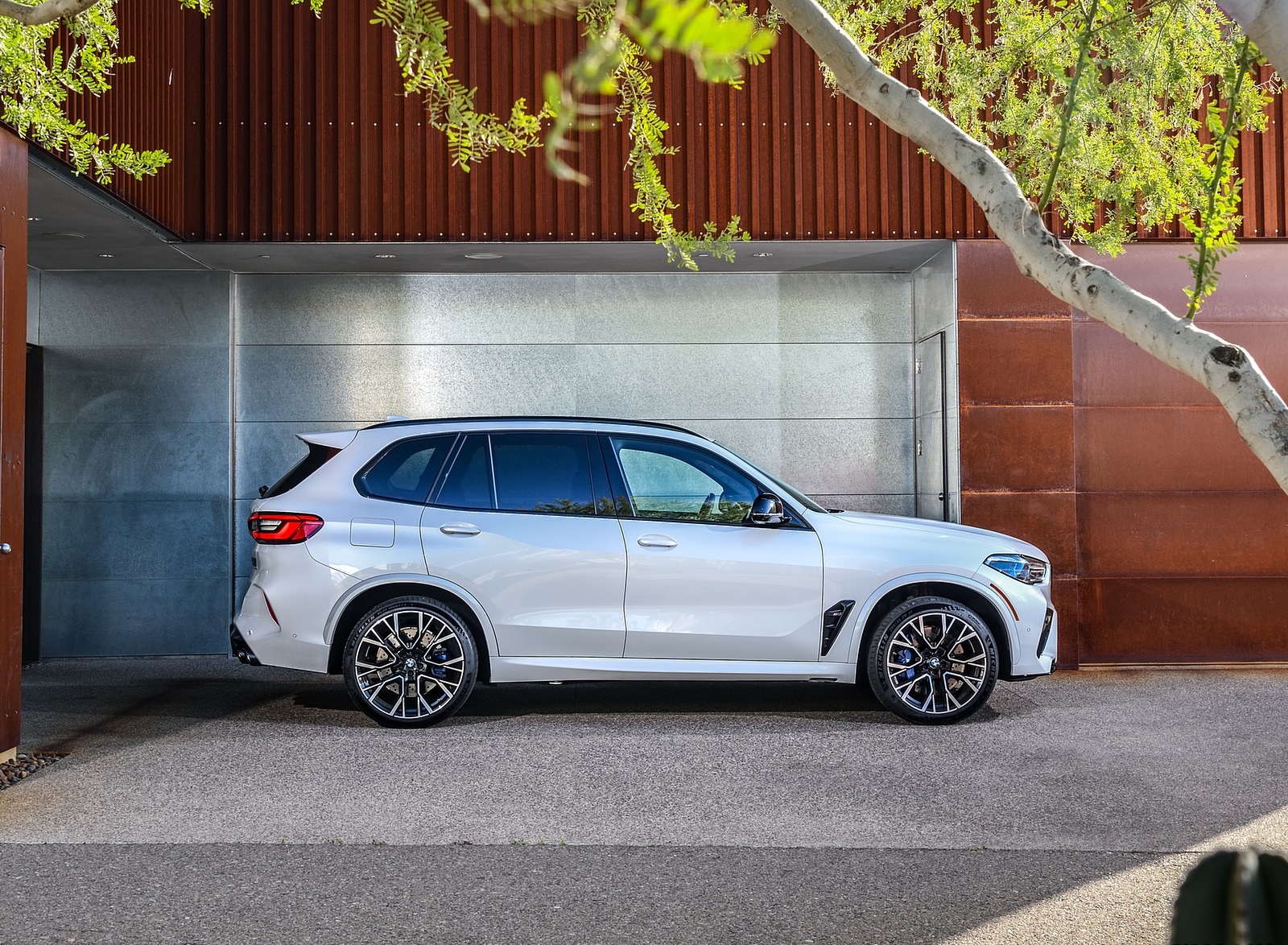 2020 BMW X5 M Competition (Color: Mineral White; US-Spec) Side Wallpapers #179 of 196