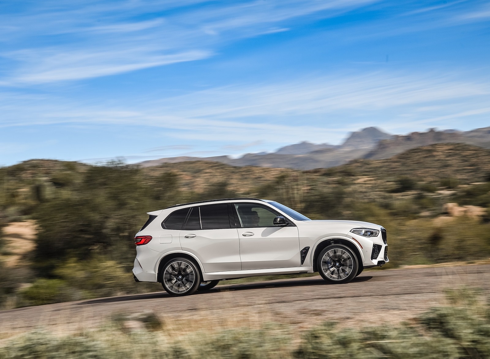 2020 BMW X5 M Competition (Color: Mineral White; US-Spec) Side Wallpapers #169 of 196