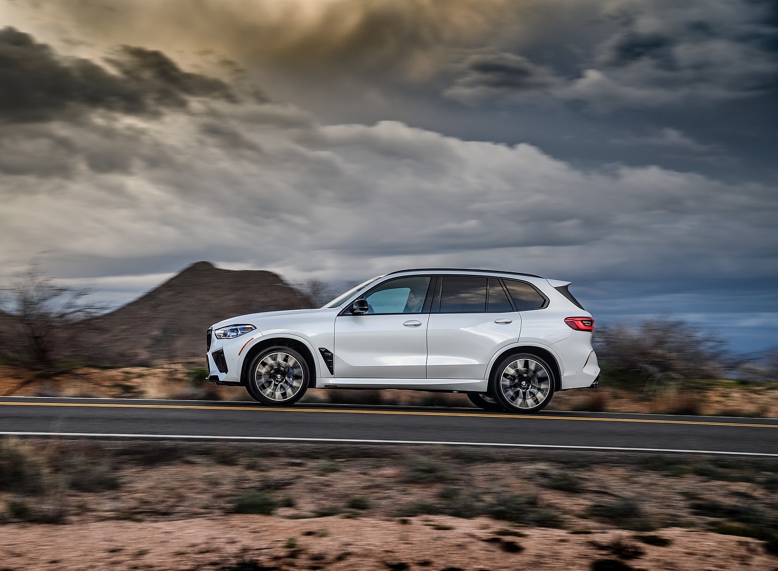 2020 BMW X5 M Competition (Color: Mineral White; US-Spec) Side Wallpapers #150 of 196