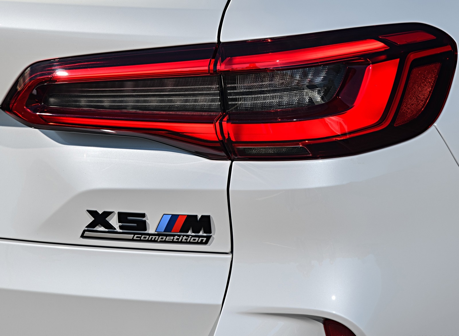 2020 BMW X5 M Competition (Color: Mineral White; US-Spec) Tail Light Wallpapers #182 of 196