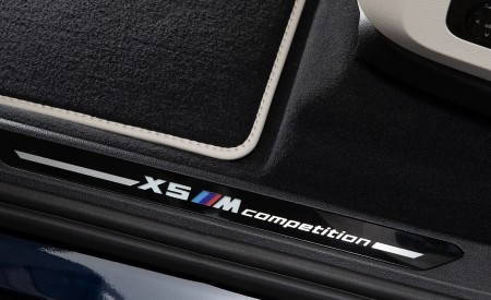 2020 BMW X5 M Competition (Color: Tanzanit Blue Metallic; US-Spec) Door Sill Wallpapers 450x275 (86)