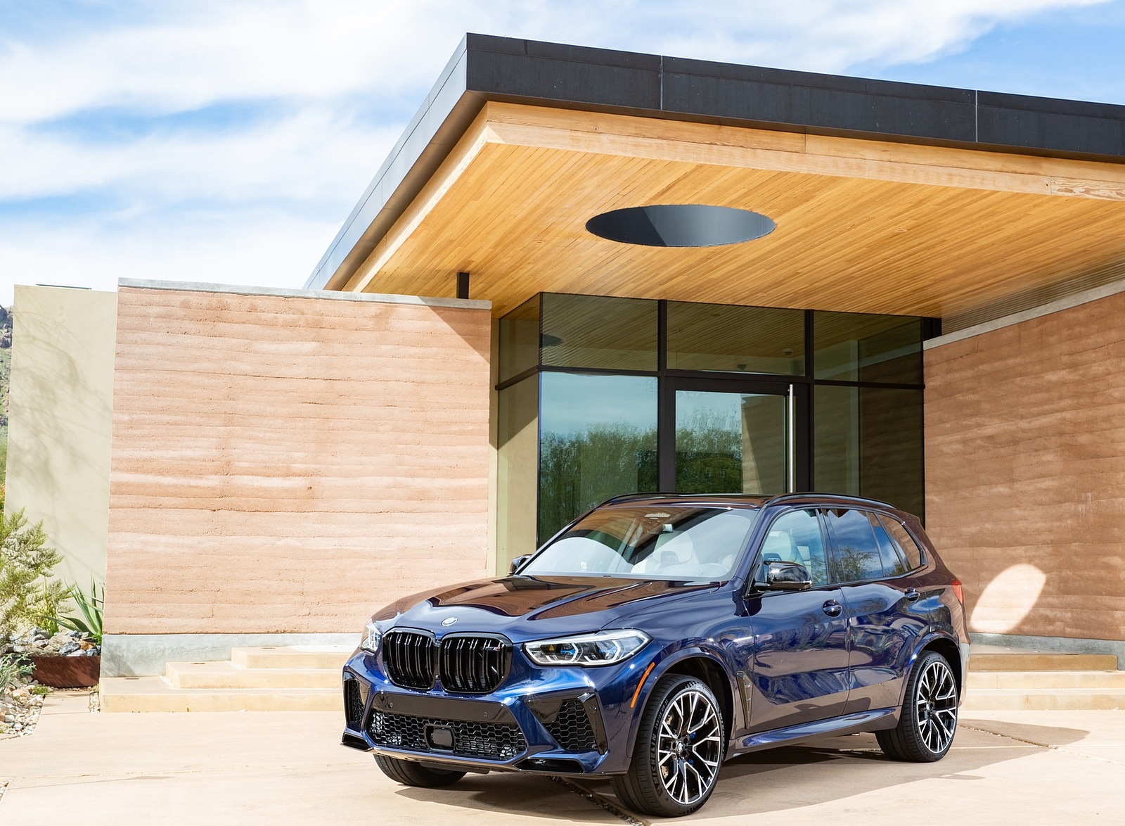 2020 BMW X5 M Competition (Color: Tanzanit Blue Metallic; US-Spec) Front Three-Quarter Wallpapers #52 of 196