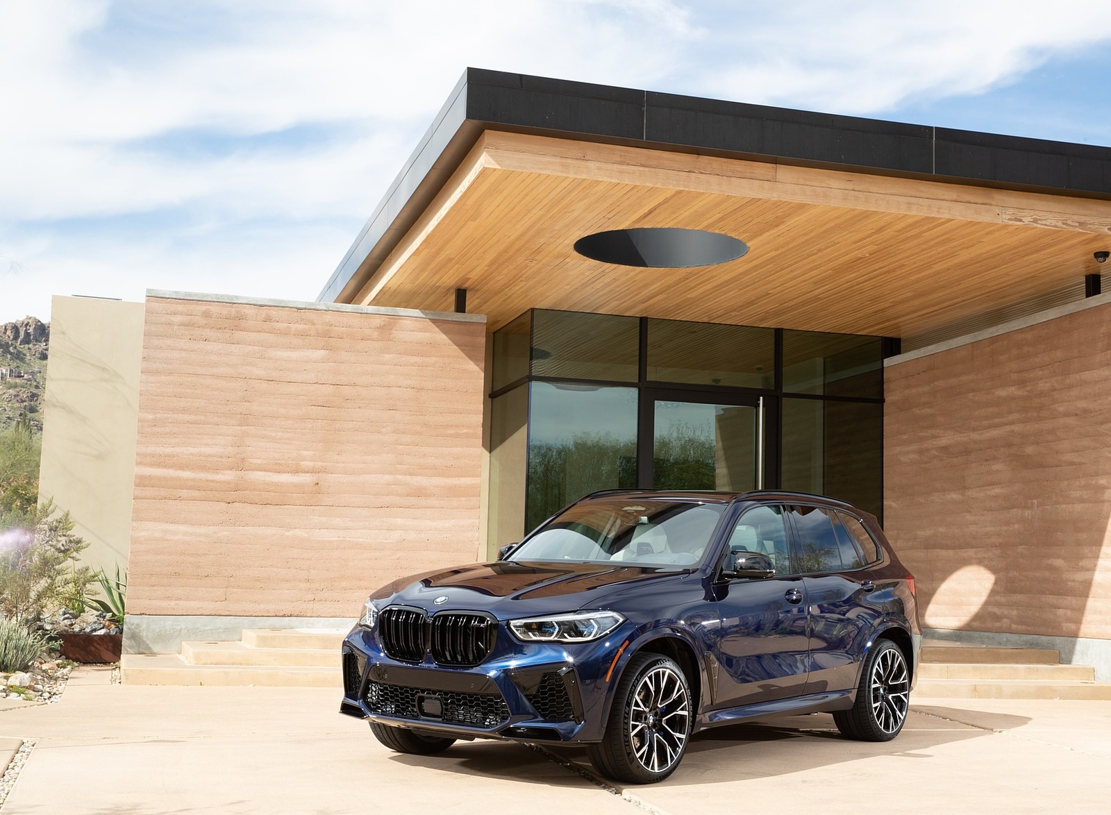 2020 BMW X5 M Competition (Color: Tanzanit Blue Metallic; US-Spec) Front Three-Quarter Wallpapers #53 of 196