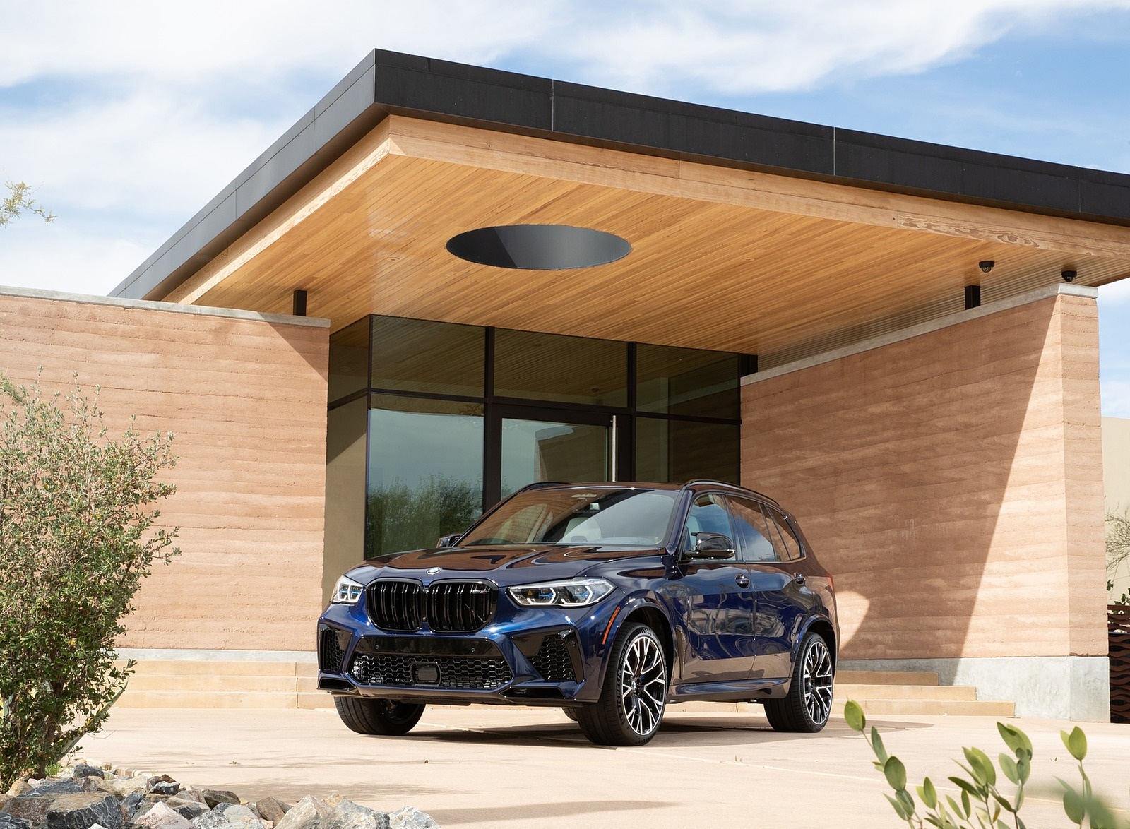 2020 BMW X5 M Competition (Color: Tanzanit Blue Metallic; US-Spec) Front Three-Quarter Wallpapers #54 of 196