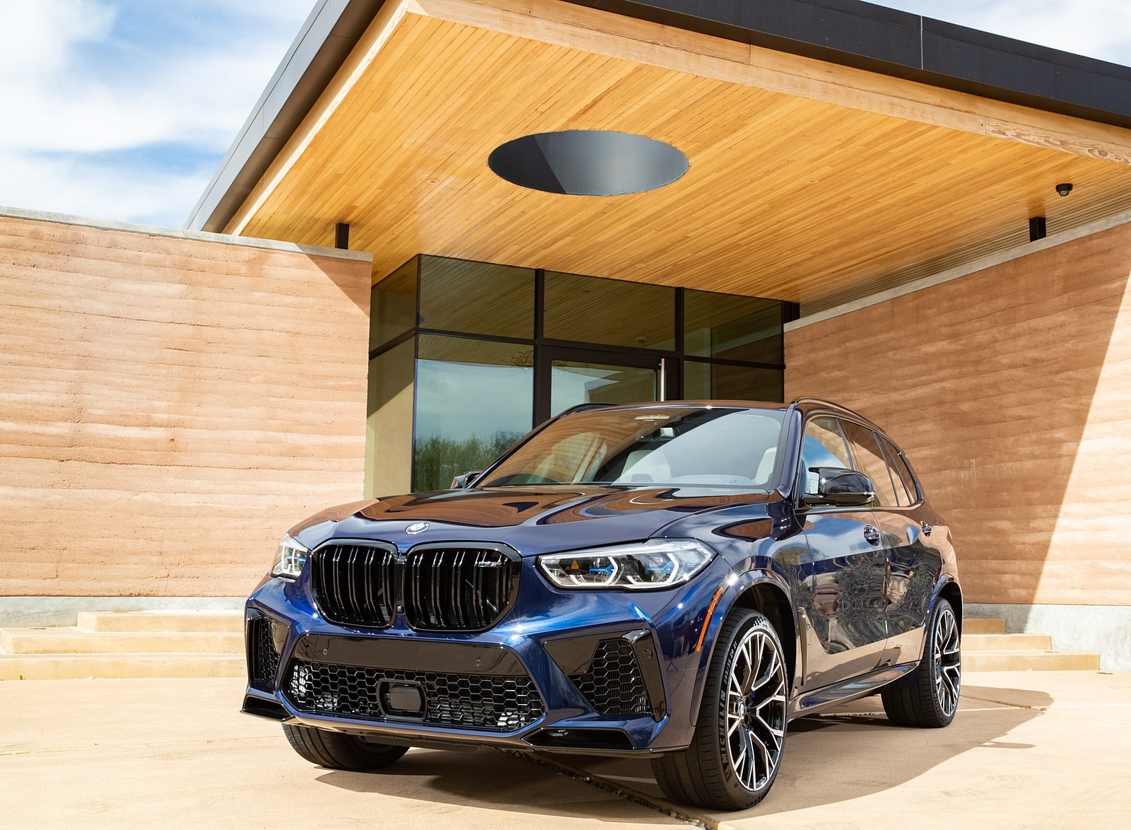 2020 BMW X5 M Competition (Color: Tanzanit Blue Metallic; US-Spec) Front Three-Quarter Wallpapers #55 of 196