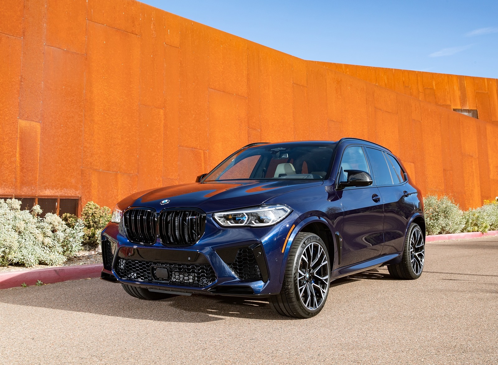 2020 BMW X5 M Competition (Color: Tanzanit Blue Metallic; US-Spec) Front Three-Quarter Wallpapers #56 of 196