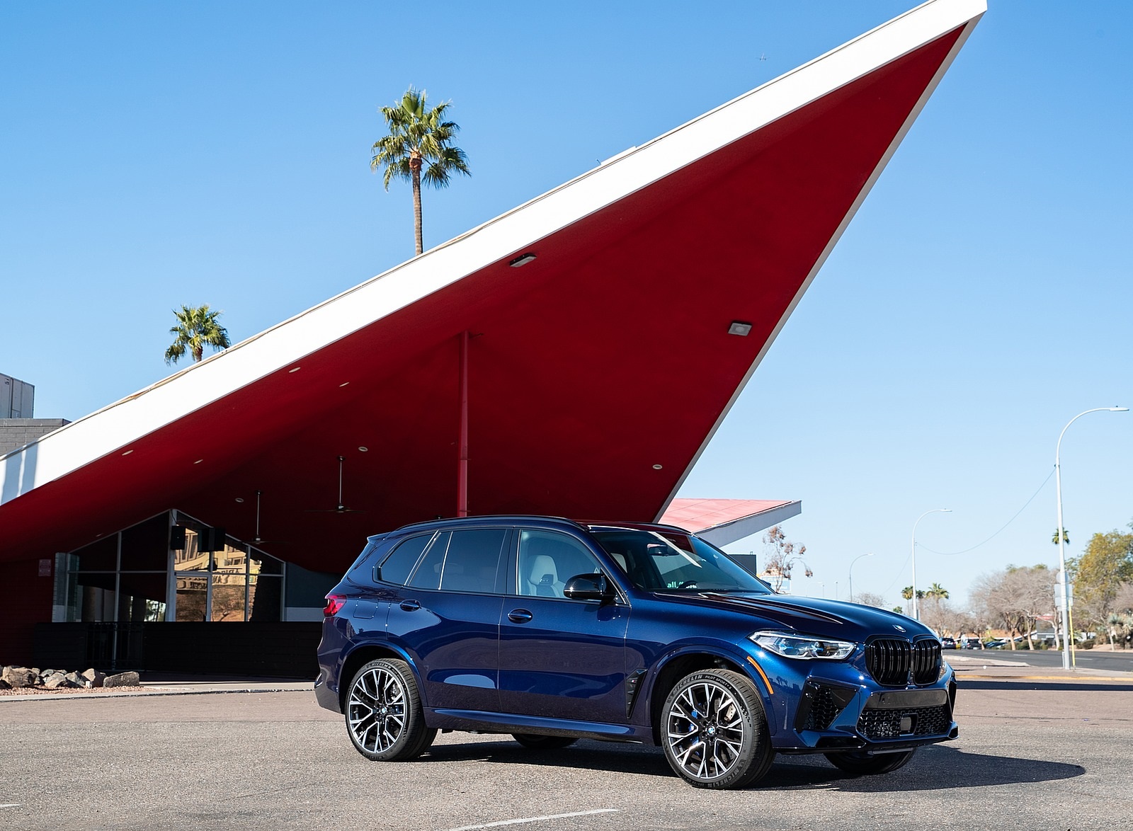 2020 BMW X5 M Competition (Color: Tanzanit Blue Metallic; US-Spec) Front Three-Quarter Wallpapers #58 of 196