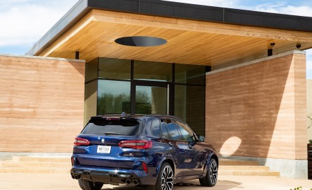 2020 BMW X5 M Competition (Color: Tanzanit Blue Metallic; US-Spec) Rear Three-Quarter Wallpapers 450x275 (59)