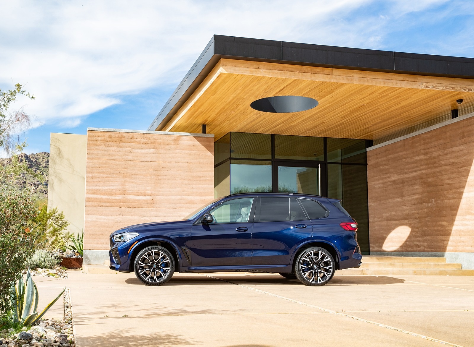 2020 BMW X5 M Competition (Color: Tanzanit Blue Metallic; US-Spec) Side Wallpapers #62 of 196