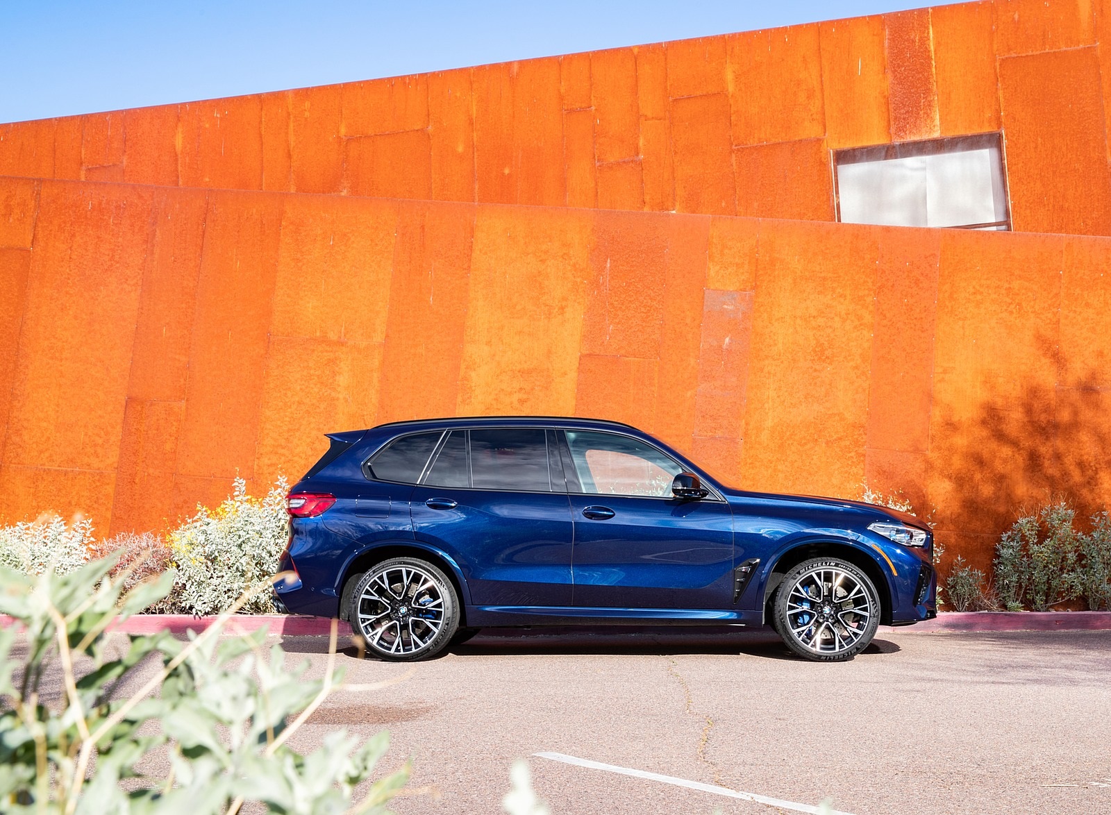 2020 BMW X5 M Competition (Color: Tanzanit Blue Metallic; US-Spec) Side Wallpapers #63 of 196
