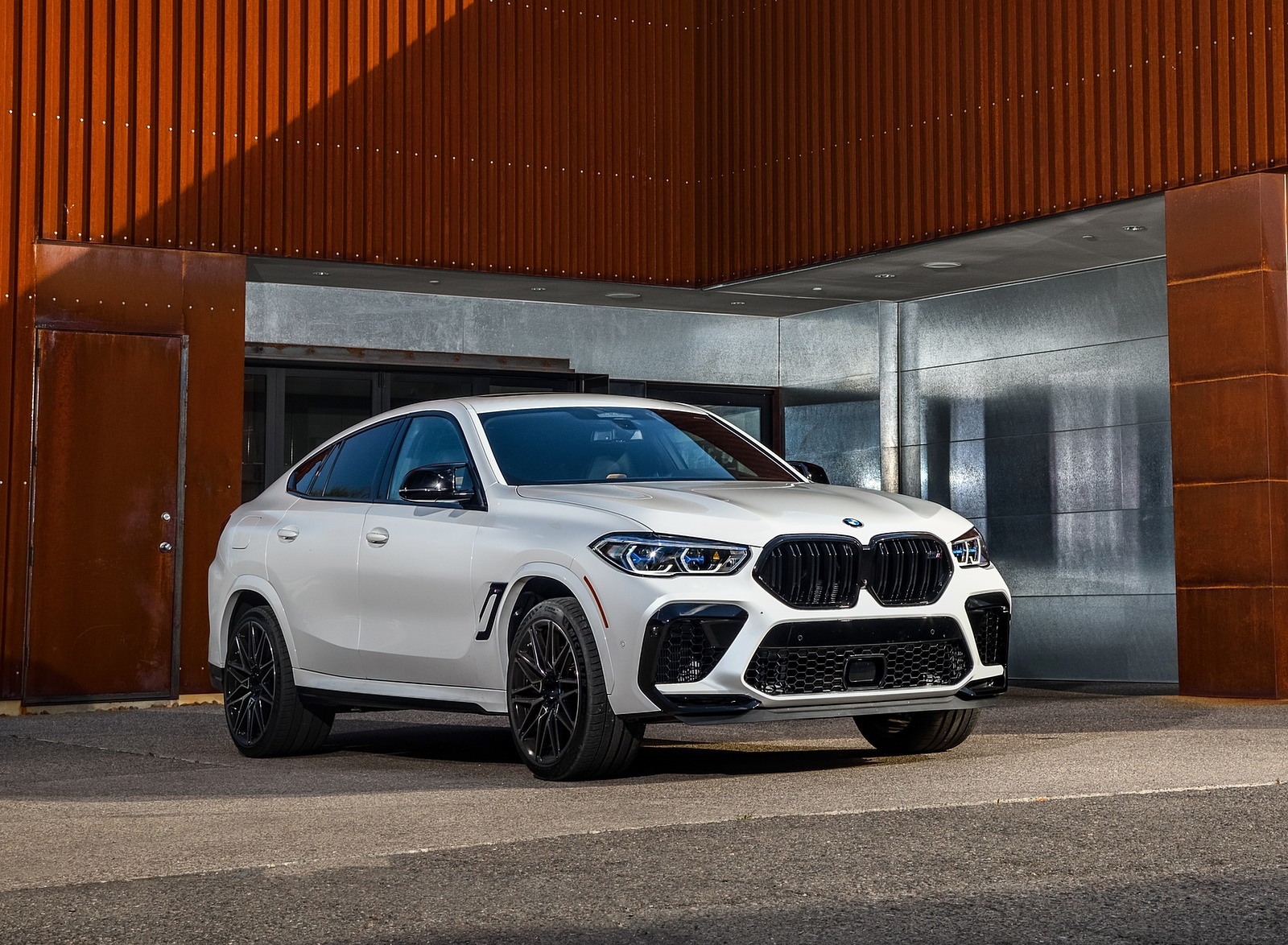 2020 BMW X6 M Competition (Color: Mineral White Metallic; US-Spec) Front Three-Quarter Wallpapers #184 of 206