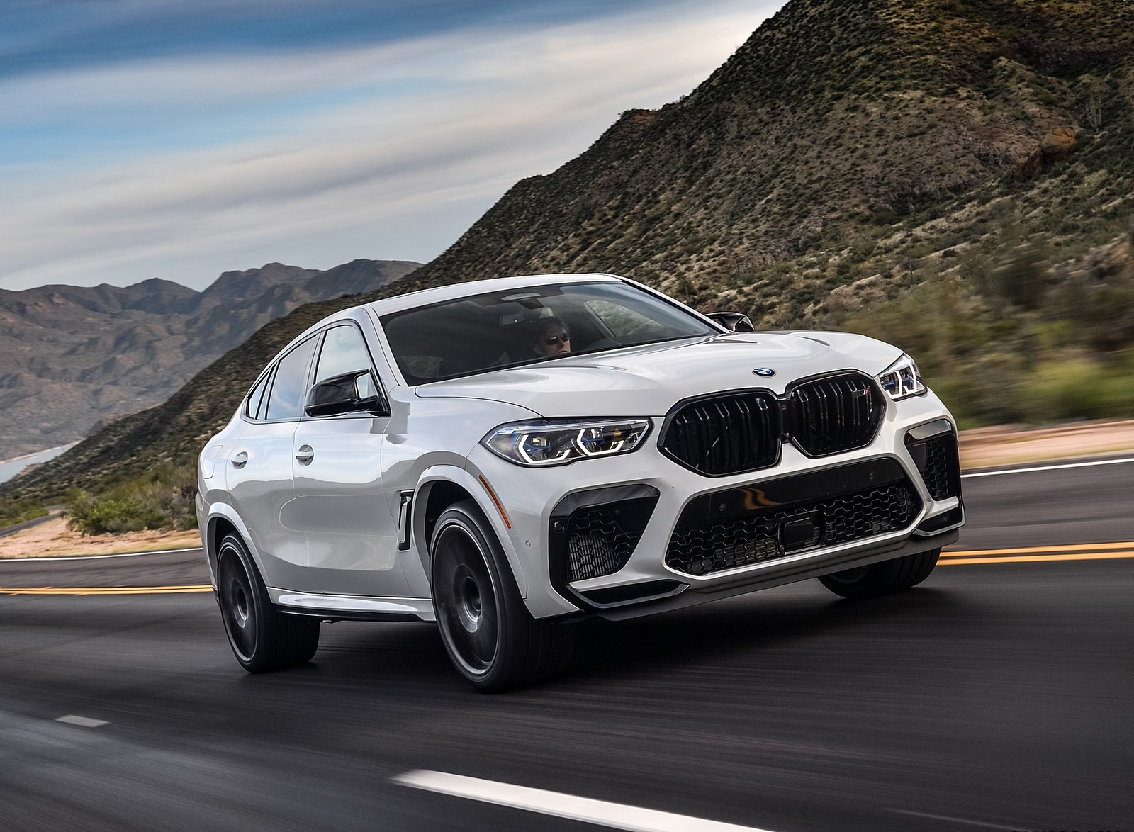 2020 BMW X6 M Competition (Color: Mineral White Metallic; US-Spec) Front Three-Quarter Wallpapers #153 of 206