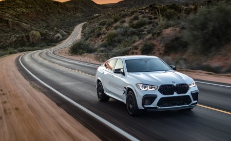 2020 BMW X6 M Competition (Color: Mineral White Metallic; US-Spec) Front Three-Quarter Wallpapers 450x275 (143)