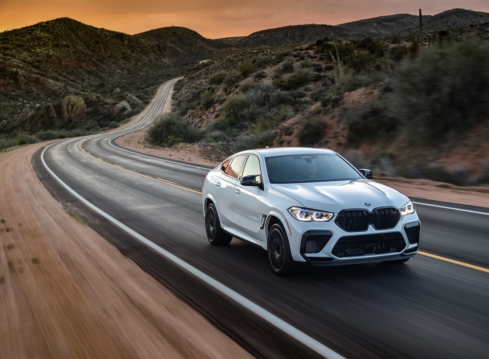 2020 BMW X6 M Competition (Color: Mineral White Metallic; US-Spec) Front Three-Quarter Wallpapers #143 of 206