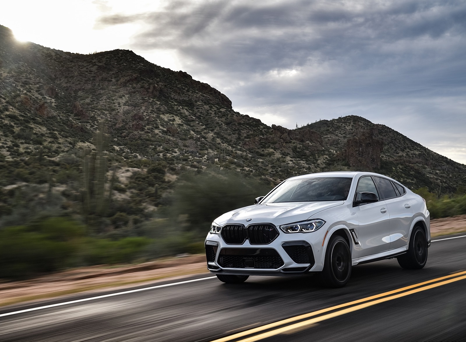2020 BMW X6 M Competition (Color: Mineral White Metallic; US-Spec) Front Three-Quarter Wallpapers #135 of 206