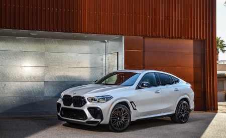 2020 BMW X6 M Competition (Color: Mineral White Metallic; US-Spec) Front Three-Quarter Wallpapers 450x275 (185)