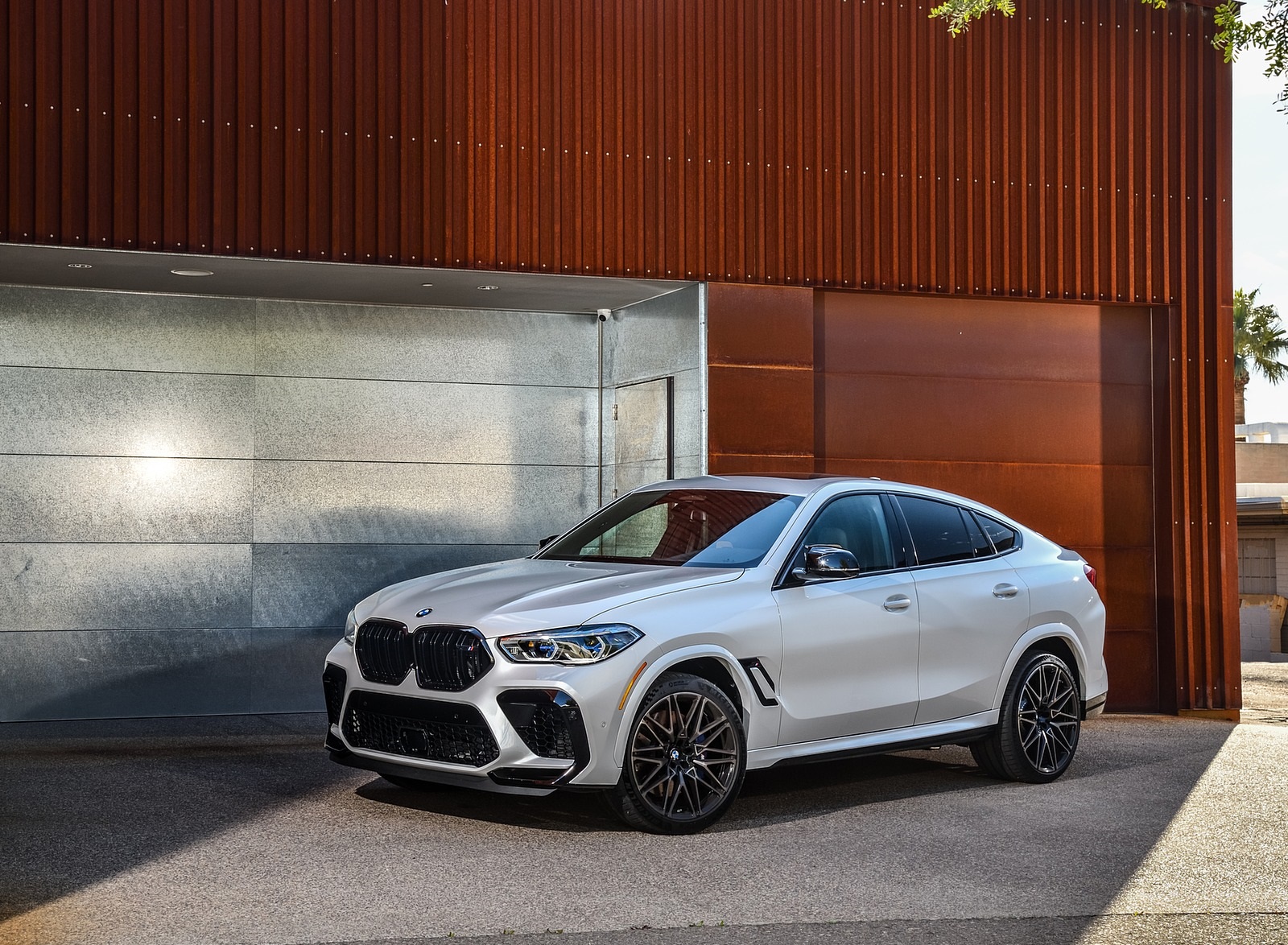2020 BMW X6 M Competition (Color: Mineral White Metallic; US-Spec) Front Three-Quarter Wallpapers #185 of 206
