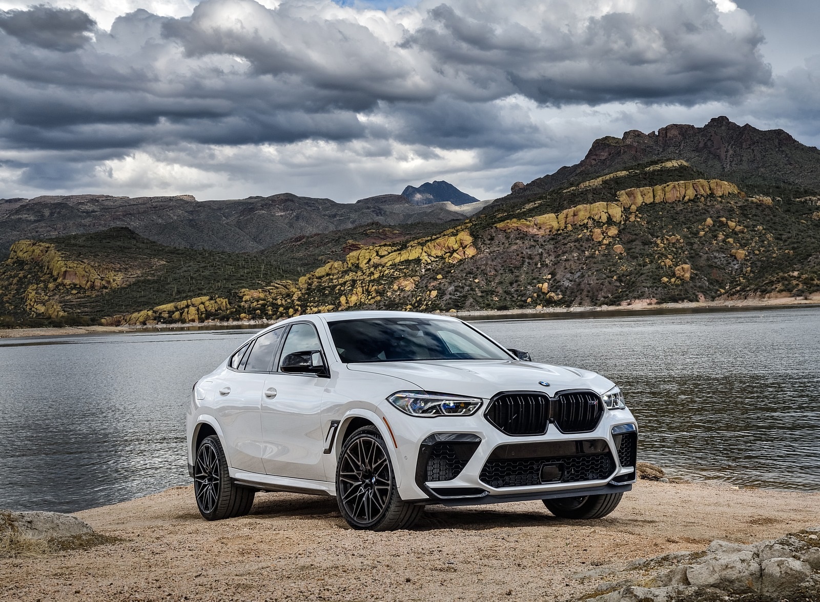 2020 BMW X6 M Competition (Color: Mineral White Metallic; US-Spec) Front Three-Quarter Wallpapers #173 of 206