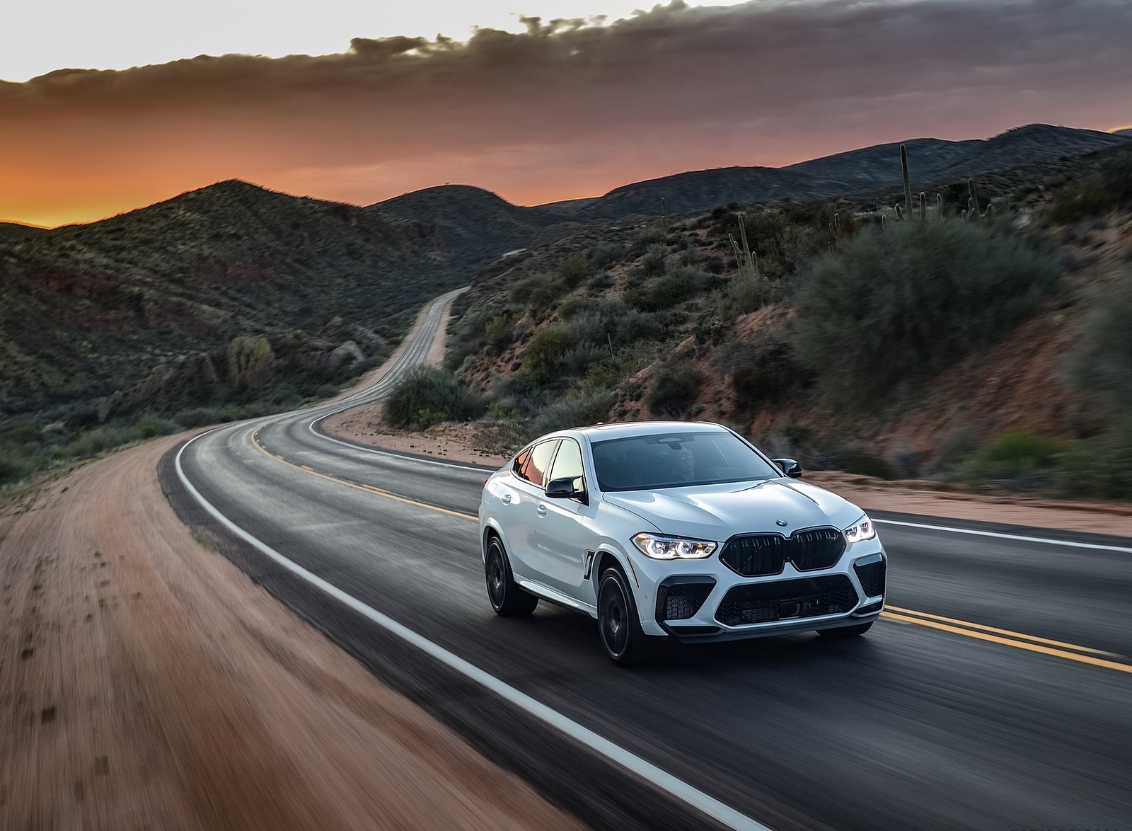 2020 BMW X6 M Competition (Color: Mineral White Metallic; US-Spec) Front Three-Quarter Wallpapers #144 of 206