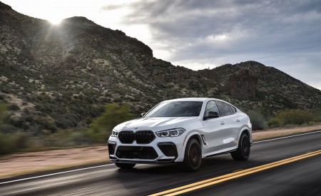 2020 BMW X6 M Competition (Color: Mineral White Metallic; US-Spec) Front Three-Quarter Wallpapers 450x275 (136)