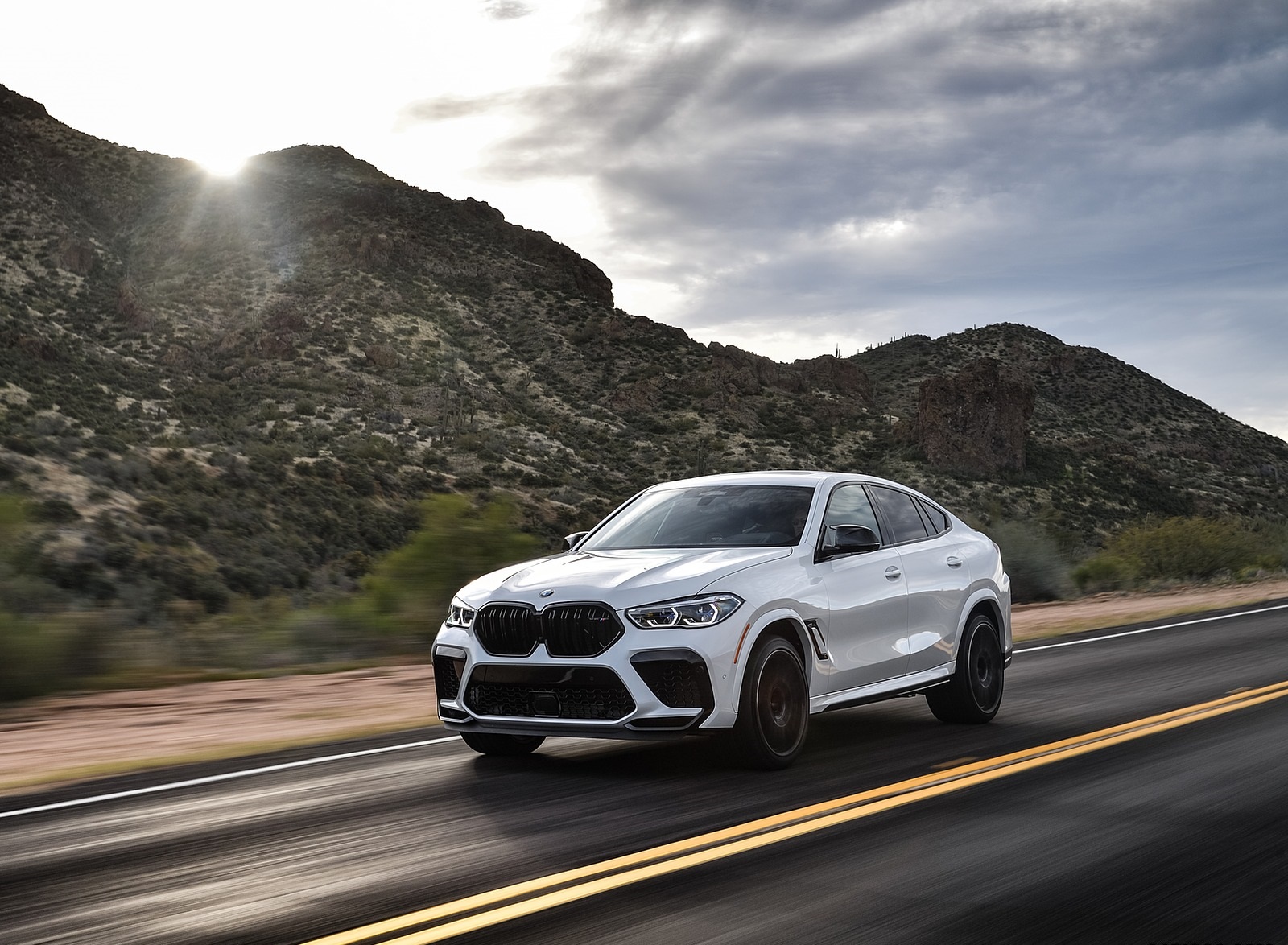 2020 BMW X6 M Competition (Color: Mineral White Metallic; US-Spec) Front Three-Quarter Wallpapers #136 of 206