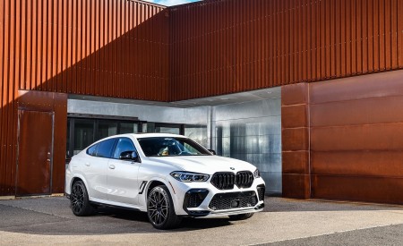 2020 BMW X6 M Competition (Color: Mineral White Metallic; US-Spec) Front Three-Quarter Wallpapers 450x275 (186)