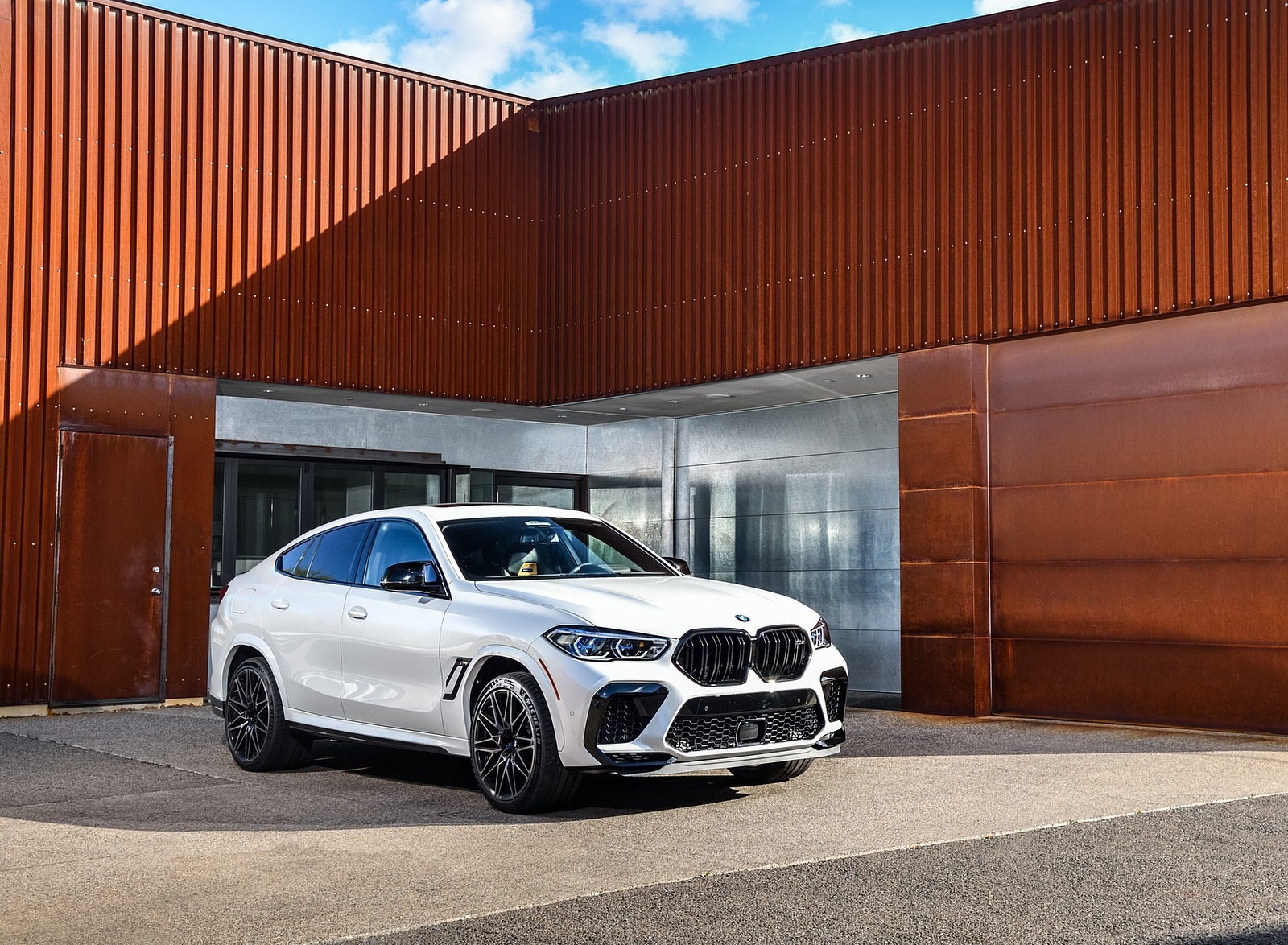 2020 BMW X6 M Competition (Color: Mineral White Metallic; US-Spec) Front Three-Quarter Wallpapers #186 of 206