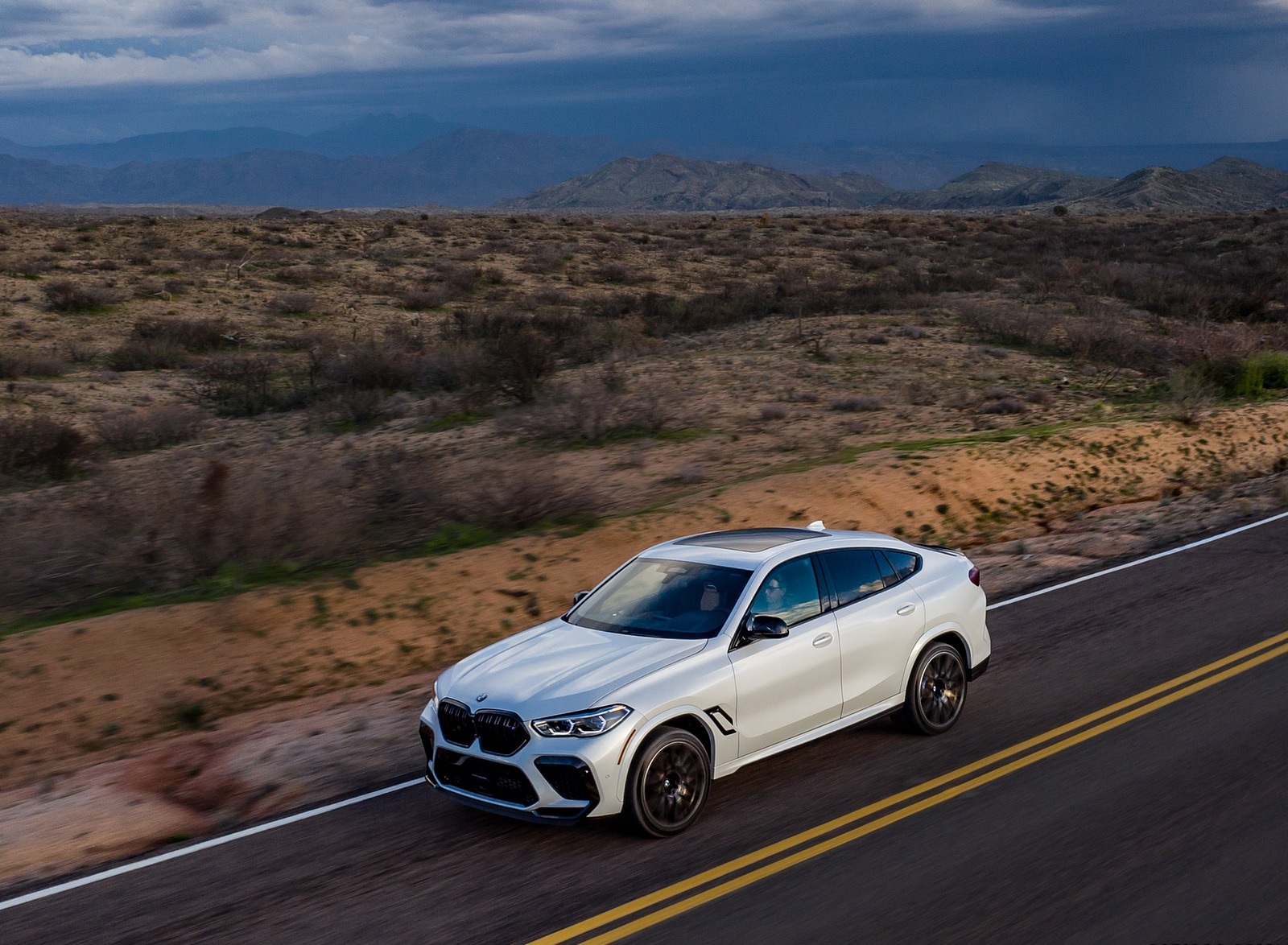 2020 BMW X6 M Competition (Color: Mineral White Metallic; US-Spec) Front Three-Quarter Wallpapers #145 of 206