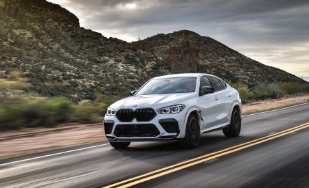 2020 BMW X6 M Competition (Color: Mineral White Metallic; US-Spec) Front Three-Quarter Wallpapers 450x275 (137)