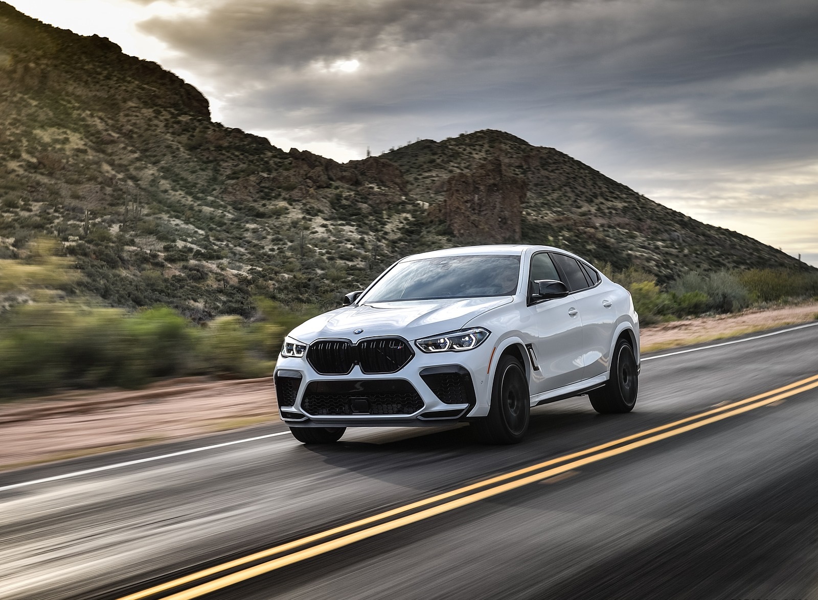 2020 BMW X6 M Competition (Color: Mineral White Metallic; US-Spec) Front Three-Quarter Wallpapers #137 of 206
