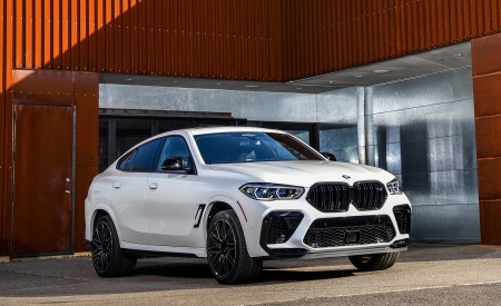 2020 BMW X6 M Competition (Color: Mineral White Metallic; US-Spec) Front Three-Quarter Wallpapers 450x275 (187)
