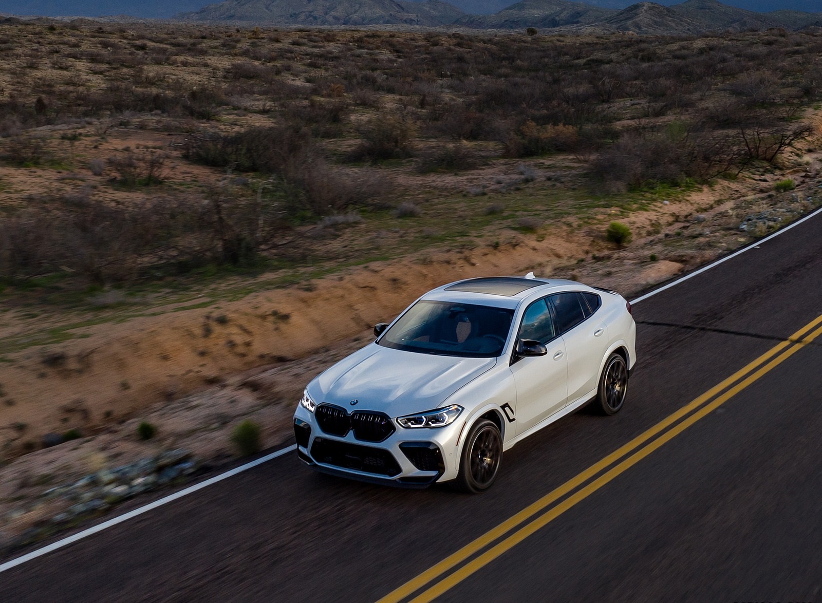 2020 BMW X6 M Competition (Color: Mineral White Metallic; US-Spec) Front Three-Quarter Wallpapers #146 of 206