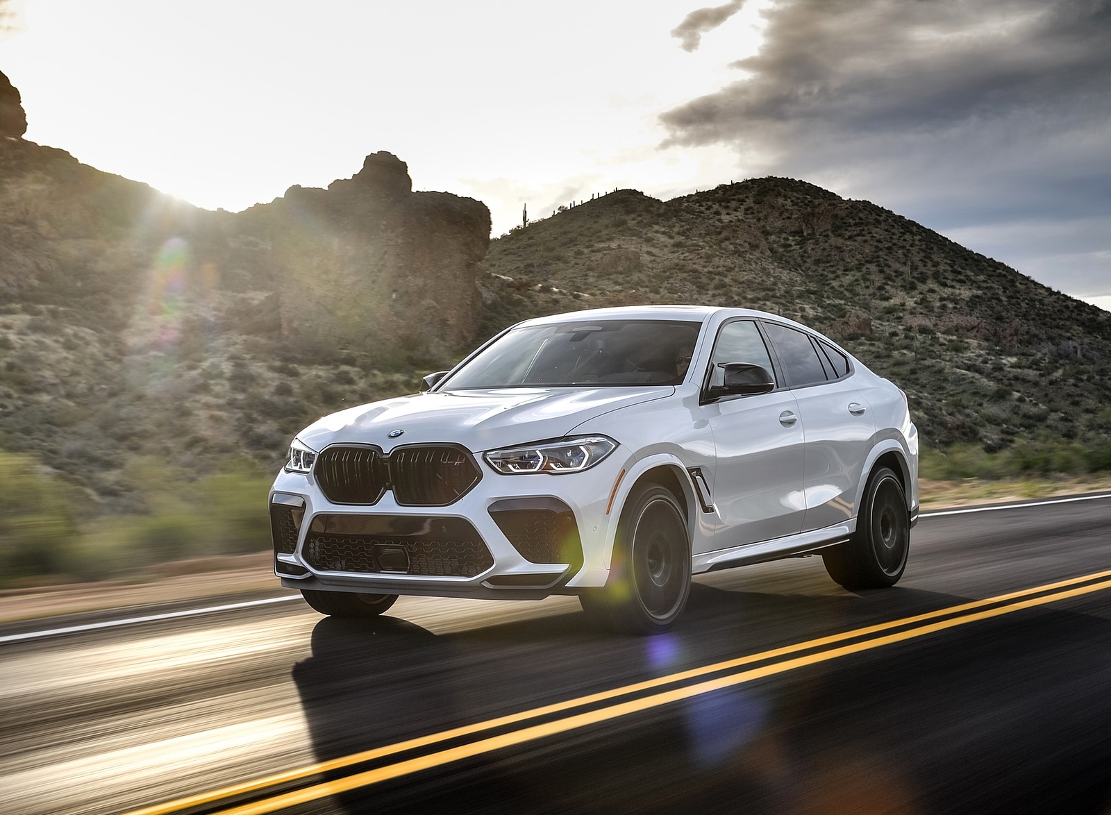 2020 BMW X6 M Competition (Color: Mineral White Metallic; US-Spec) Front Three-Quarter Wallpapers #138 of 206