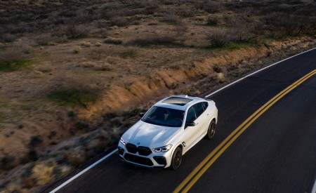 2020 BMW X6 M Competition (Color: Mineral White Metallic; US-Spec) Front Three-Quarter Wallpapers 450x275 (147)