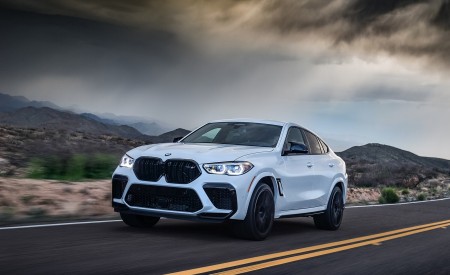 2020 BMW X6 M Competition (Color: Mineral White Metallic; US-Spec) Front Three-Quarter Wallpapers 450x275 (148)