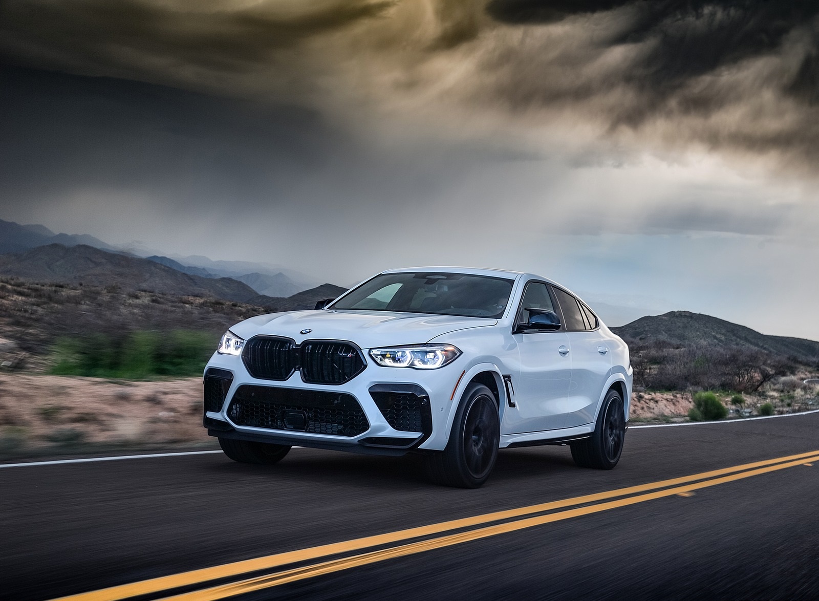 2020 BMW X6 M Competition (Color: Mineral White Metallic; US-Spec) Front Three-Quarter Wallpapers #148 of 206