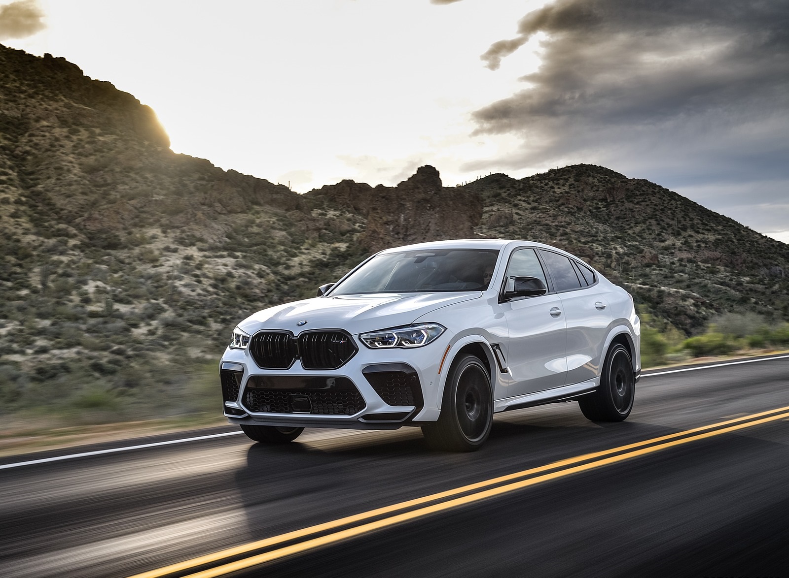 2020 BMW X6 M Competition (Color: Mineral White Metallic; US-Spec) Front Three-Quarter Wallpapers #149 of 206