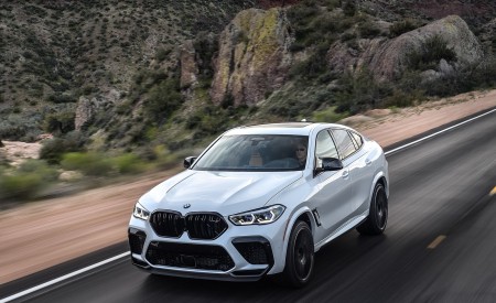 2020 BMW X6 M Competition (Color: Mineral White Metallic; US-Spec) Front Three-Quarter Wallpapers 450x275 (150)