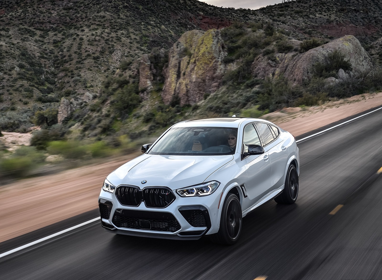 2020 BMW X6 M Competition (Color: Mineral White Metallic; US-Spec) Front Three-Quarter Wallpapers #150 of 206