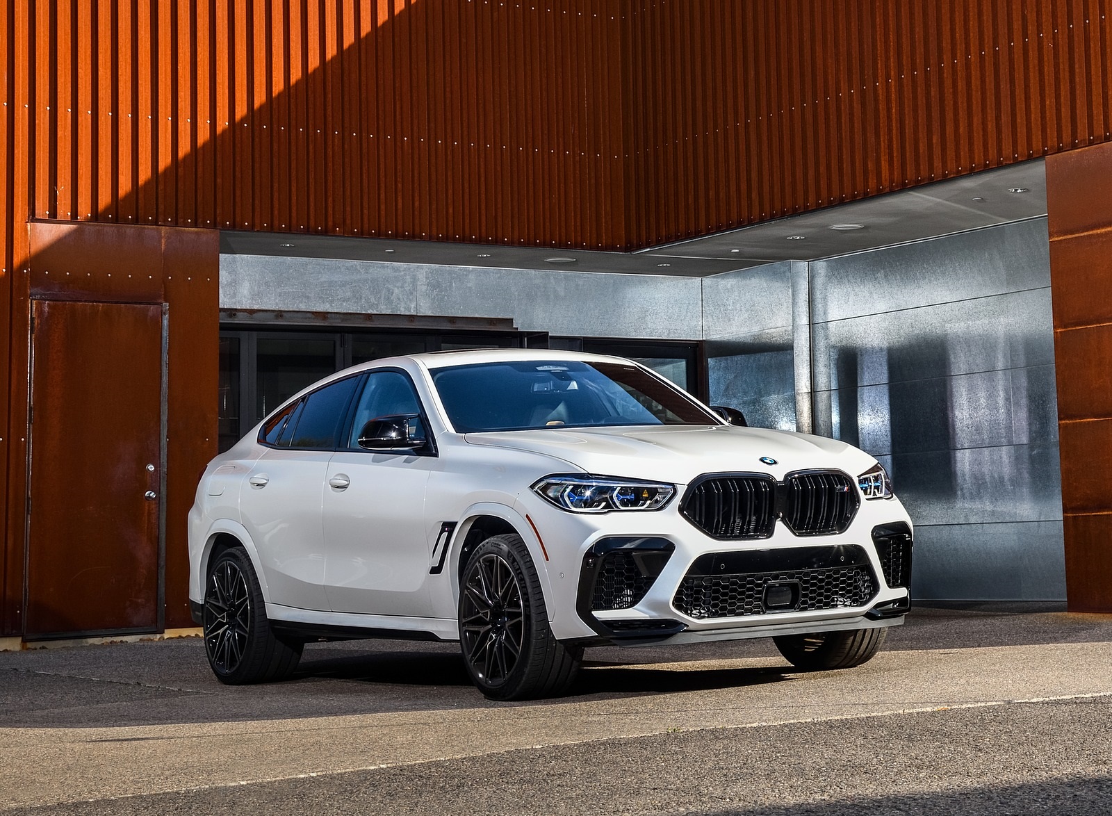 2020 BMW X6 M Competition (Color: Mineral White Metallic; US-Spec) Front Three-Quarter Wallpapers #187 of 206