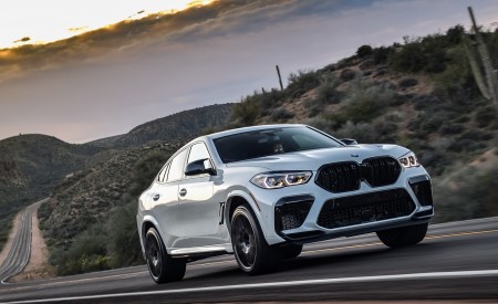 2020 BMW X6 M Competition (Color: Mineral White Metallic; US-Spec) Front Three-Quarter Wallpapers 450x275 (154)