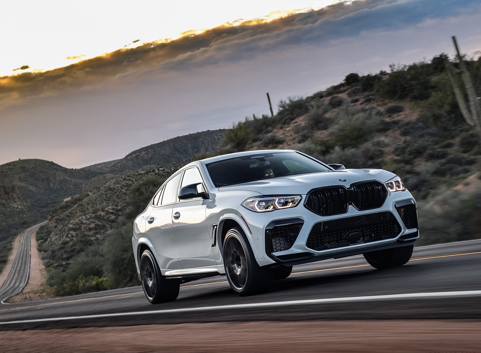 2020 BMW X6 M Competition (Color: Mineral White Metallic; US-Spec) Front Three-Quarter Wallpapers #154 of 206