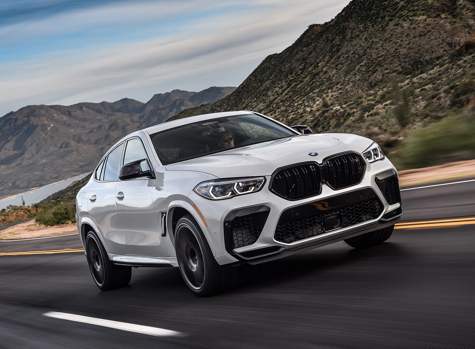 2020 BMW X6 M Competition (Color: Mineral White Metallic; US-Spec) Front Three-Quarter Wallpapers #151 of 206