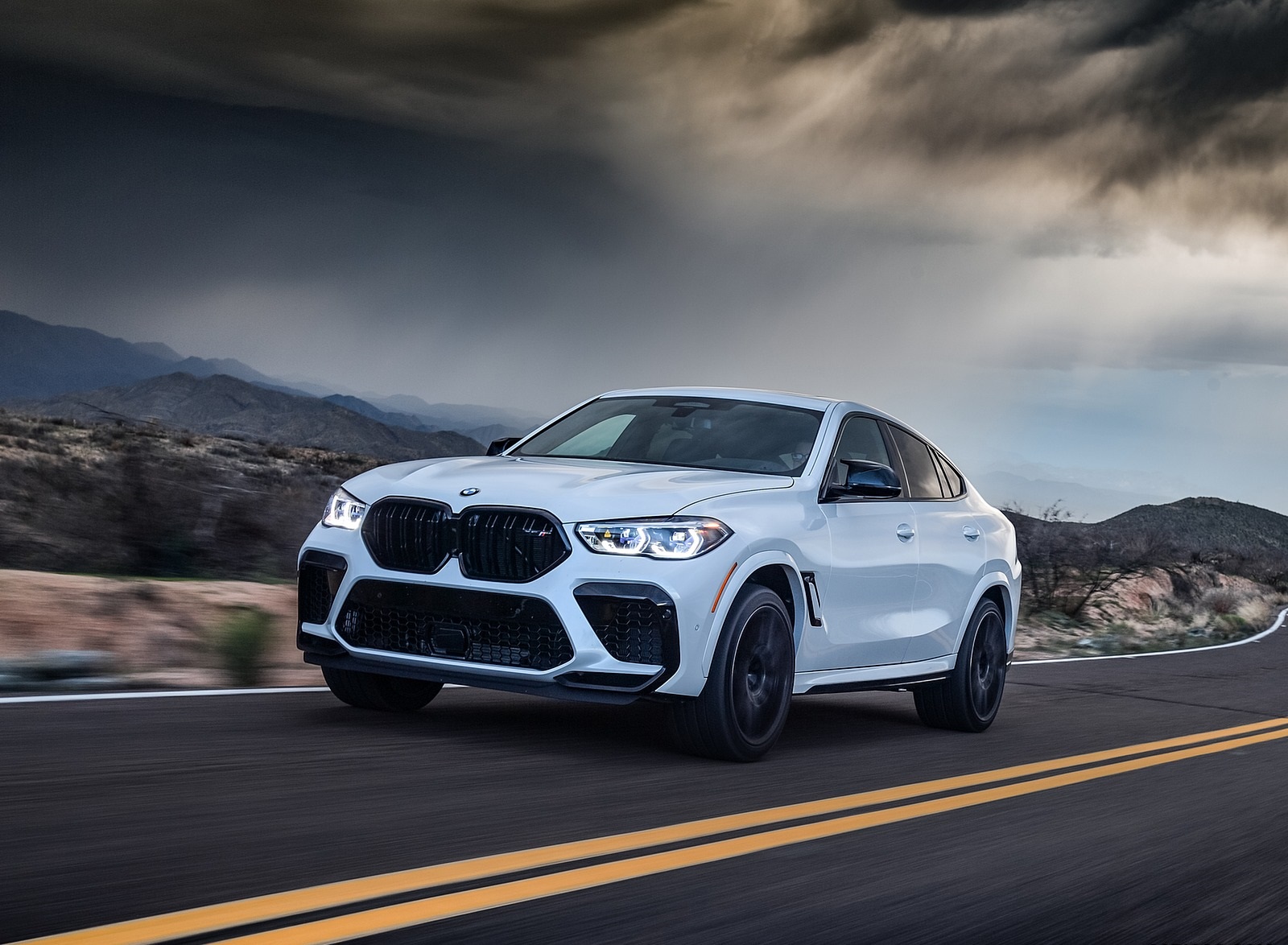 2020 BMW X6 M Competition (Color: Mineral White Metallic; US-Spec) Front Three-Quarter Wallpapers #139 of 206