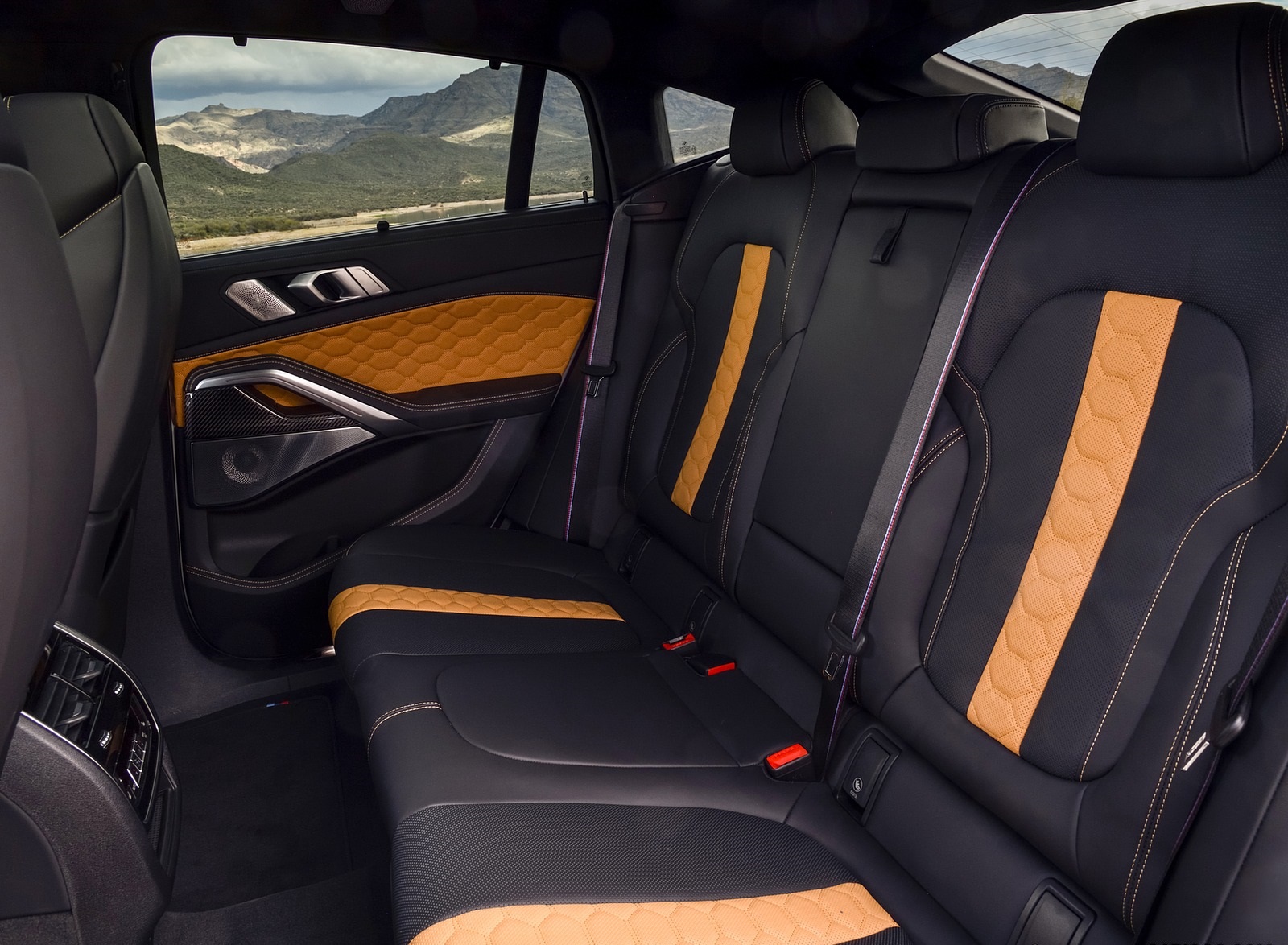 2020 BMW X6 M Competition (Color: Mineral White Metallic; US-Spec) Interior Rear Seats Wallpapers #205 of 206