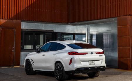2020 BMW X6 M Competition (Color: Mineral White Metallic; US-Spec) Rear Three-Quarter Wallpapers 450x275 (188)