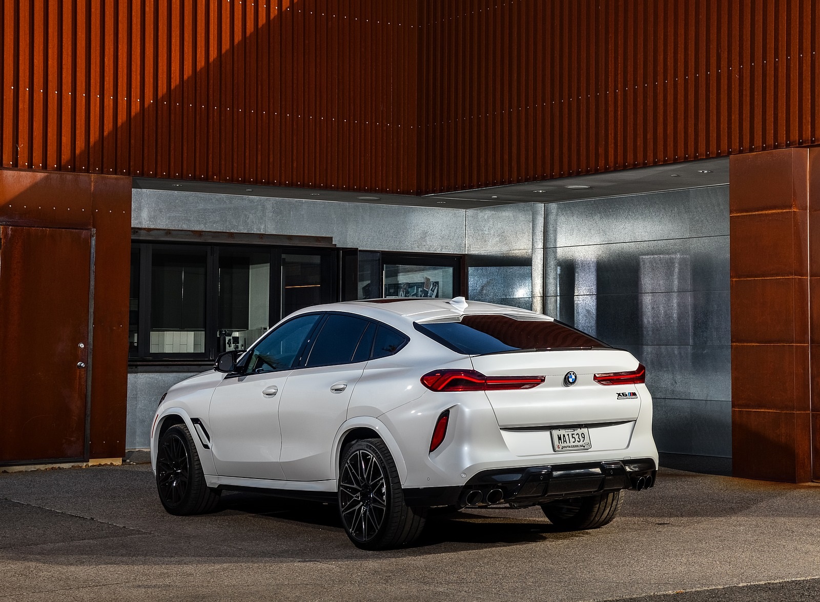 2020 BMW X6 M Competition (Color: Mineral White Metallic; US-Spec) Rear Three-Quarter Wallpapers #188 of 206